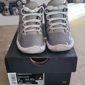 Jordan Retro Kids Sneakers - Gray and White